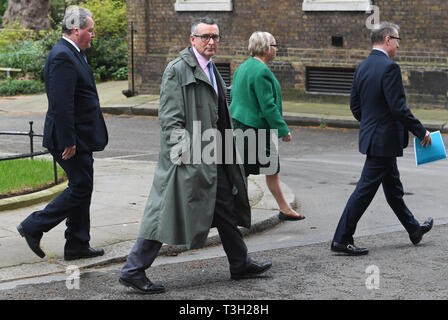 Erneut KORRIGIEREN BYLINE AN STEFAN ROUSSEAU. MP Bernard Jenkin (Mitte) mit den Mitgliedern der Konservativen Hinterbänkler Ausschuß 1922, 10 Downing Street, London. Stockfoto