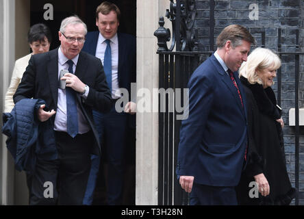 Erneut KORRIGIEREN BYLINE AN STEFAN ROUSSEAU. MPs Graham Brady und Cheryl Gillan führen Mitglieder der Konservativen Hinterbänkler Ausschuss 1922 Wie die Abfahrt 10 Downing Street, London. Stockfoto