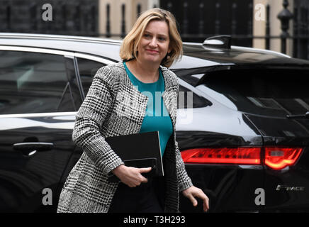 Erneut KORRIGIEREN BYLINE AN STEFAN ROUSSEAU. Minister für Arbeit und Altersversorgung Amber Rudd kommt in Downing Street, London. Stockfoto