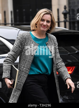 Erneut KORRIGIEREN BYLINE AN STEFAN ROUSSEAU. Minister für Arbeit und Altersversorgung Amber Rudd kommt in Downing Street, London. Stockfoto