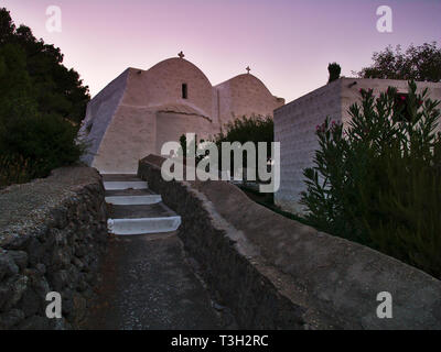 Schöne kleine weiße Kapelle in Patmos Island, Griechenland bei Sonnenuntergang. Stockfoto