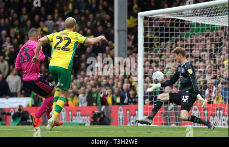 Norwich City Teemu Pukki Kerben seine Seiten viertes Ziel während der Sky Bet Championship Match an der Carrow Road, Norwich. Stockfoto