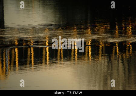 AJAXNETPHOTO. BURSLEDON, ENGLAND. - HAMBLE FLUSS - EBB GEZEITEN; DIE EISENBAHN VIADUKT IM FLUSS REFLEKTIERT. FOTO: JONATHAN EASTLAND/AJAX REF:D122405 2291 Stockfoto