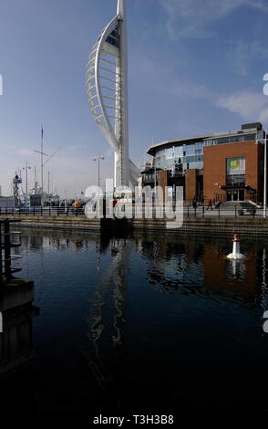 AJAXNETPHOTO. PORTSMOUTH, England. - Millennium Tower - SPINNAKER MILLENNIUM TOWER VON GUNWHARF QUAY, SPIEGELT SICH IN DER ALTEN HMS VERNON SPERREN. Foto: Jonathan Eastland/AJAX REF: D 122603 2164 Stockfoto