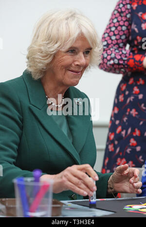 Die Herzogin von Cornwall nimmt Teil an einem Papier Handwerk Klasse mit Kindern bei einem Besuch der Clore Learning Center in Hillsborough Castle in Nordirland. Stockfoto