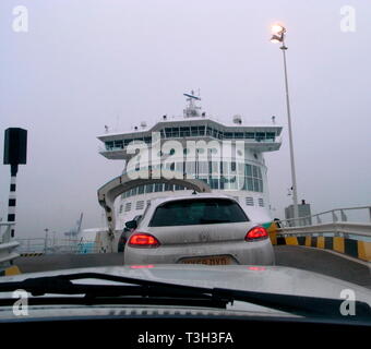 AJAXNETPHOTO. 2010. DUNKERQUE, Frankreich. - Fährhafen - AUTOS EINSCHIFFEN AUF DFDS DOVER GEBUNDEN PASSAGIER Ro-ro-Fähre. Foto: Jonathan Eastland/AJAX REF: GRX0601 1885 Stockfoto