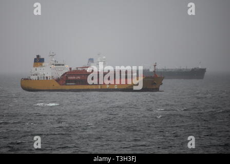 AJAXNETPHOTO. 2015. Am Meer, im Englischen Kanal. - LPG-Tanker IN STRASSEN - Die STINA KUSAN IN DEN STRASSEN DER FRANZÖSISCHEN KÜSTE IN DER NÄHE VON DUNKERQUE MIT ANDEREN VERSAND BEREITS IN STRASSEN verankert. Foto: Jonathan Eastland/AJAX REF: D 121506 2872 Stockfoto