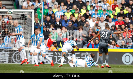 Von Leicester City Youri Tielemans Kerben erste Ziel seiner Seite des Spiels während der Premier League Match am John Smith's Stadion, Huddersfield. Stockfoto