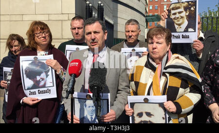 John Teggart (Mitte), dessen Vater Danny tot in Ballymurphy erschossen wurde, spricht mit den Medien außerhalb Belfast Coroner???s Court, neben anderen trauernden Angehörigen. Stockfoto