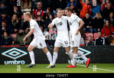 Burnley ist Ashley Barnes (Mitte) feiert dritten Ziel seiner Seite des Spiels mit Team scoring-mate Chris Wood (rechts) während der Premier League Match an der Vitalität Stadium, Bournemouth. Stockfoto