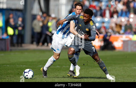 Die Huddersfield Town Erik Durm (links) und Leicester City Demarai Grau Kampf um den Ball während der Premier League Match am John Smith's Stadion, Huddersfield. Stockfoto