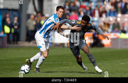 Die Huddersfield Town Erik Durm (links) und Leicester City Demarai Grau Kampf um den Ball während der Premier League Match am John Smith's Stadion, Huddersfield. Stockfoto