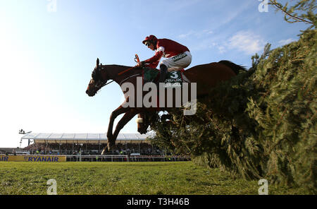 Tiger Roll geritten von Jockey Davy Russell auf dem Weg zum Gewinnen der Randox Gesundheit Grand National Handicap Chase während Grand National Tag des 2019 Randox Gesundheit Grand National in Aintree Racecourse. Stockfoto