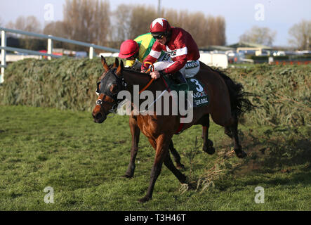 Tiger Roll geritten von Jockey Davy Russell auf dem Weg zum Gewinnen der Randox Gesundheit Grand National Handicap Chase während Grand National Tag des 2019 Randox Gesundheit Grand National in Aintree Racecourse. Stockfoto