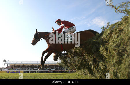 Tiger Roll geritten von Jockey Davy Russell auf dem Weg zum Gewinnen der Randox Gesundheit Grand National Handicap Chase während Grand National Tag des 2019 Randox Gesundheit Grand National in Aintree Racecourse. Stockfoto