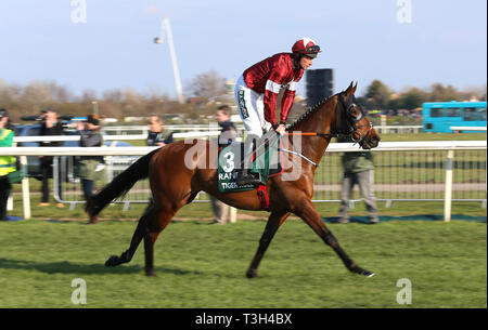 Tiger Roll geritten von Jockey Davy Russell gewinnt den Randox Gesundheit Grand National Handicap Chase während Grand National Tag des 2019 Randox Gesundheit Grand National in Aintree Racecourse. Stockfoto