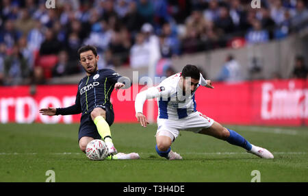 Von Manchester City Bernardo Silva (links) und Brighton & Hove Albion Julian Jahanbakhsh (rechts) Kampf um den Ball während der FA Cup semi Finale im Wembley Stadion, London. Stockfoto