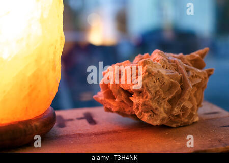 Desert Rose auf einem hölzernen Kasten mit einem saltlamp closeup Stockfoto