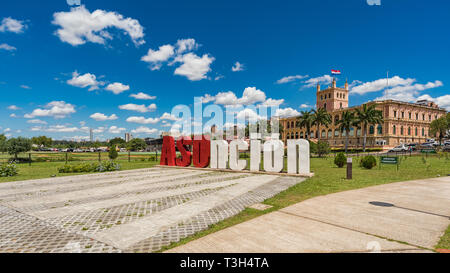 Asuncion Buchstaben vor dem Präsidentenpalast in der Hauptstadt von Paraguay. Stockfoto