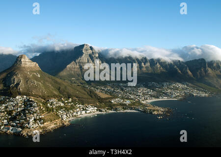 Ariel Ansicht von Clifton Strände, den Tafelberg und die zwölf apostoles in Kapstadt Stockfoto