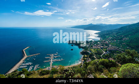 Anzeigen von Cefalu und Promontorio de Torre Caldura von Norman Castle, La Rocca Park, Insel Sizilien, Italien Stockfoto