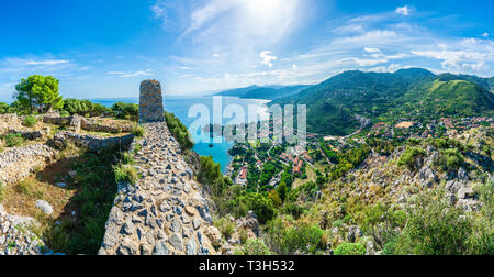 Anzeigen von Cefalu und Promontorio de Torre Caldura von Norman Castle, La Rocca Park, Insel Sizilien, Italien Stockfoto