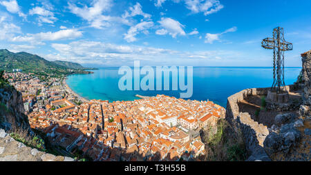 Luftaufnahme von Cefalu und Mittelmeer, von La Rocca Park gesehen, Insel Sizilien, Italien Stockfoto