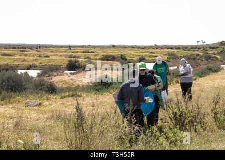 San Fernando, Cadiz, Spanien - 16. März 2019: freiwillige Menschen gingen in die natürliche Umgebung der Caño Carrascon, wo sie eine Menge Müll entfernt d Stockfoto