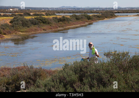 San Fernando, Cadiz, Spanien - 16. März 2019: An diesem Tag Dutzende von Freiwilligen gesammelt, reinigen Sie die Wanderwege von Caño del Carrascon Stockfoto