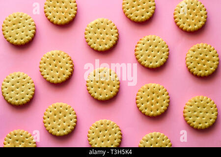 Ansicht von oben Kreative noch leben Flach cookie Zeilen Muster auf pulsierende rosa Hintergrund Stockfoto
