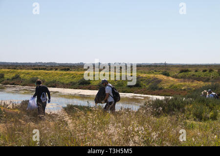 San Fernando, Cadiz, Spanien - 16. März 2019: An diesem Tag Dutzende von Freiwilligen gesammelt, reinigen Sie die Wanderwege von Caño del Carrascon Stockfoto