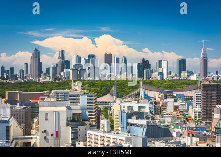 Tokio, Japan, über die Skyline der Stadt in Richtung Shibuya, Shinjuku Station. Stockfoto