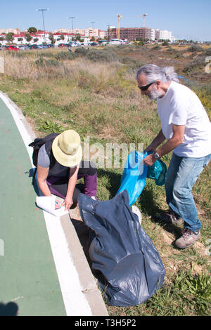 San Fernando, Cadiz, Spanien - 16. März 2019: Dutzende von freiwilligen Reinigung der Carrascon trail, in den Sümpfen von San Fernando, Cadiz, Spanien Stockfoto