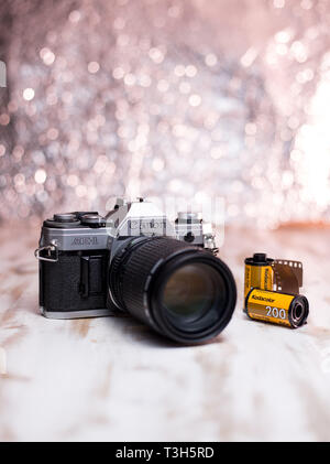 Kapstadt, Südafrika. 9. April 2019. Ein vintage Canon AE-1 Kamera mit 2 Rollen Kodak Film. Stockfoto