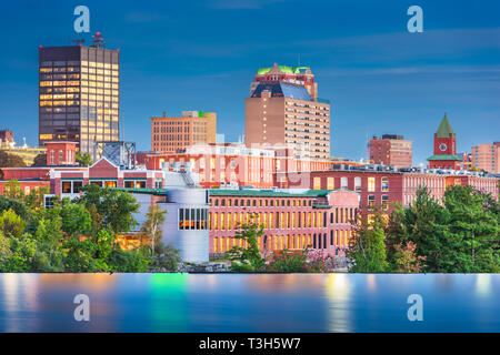 Manchester, New Hampshire, USA Skyline am Merrimack River in der Abenddämmerung. Stockfoto