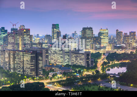 Tokio, Japan Stadtbild über Chiyoda Bezirk mit der National Diet Gebäude in der Dämmerung. Stockfoto