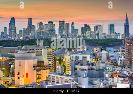 Tokio, Japan, über die Skyline der Stadt in Richtung Shibuya, Shinjuku Station. Stockfoto