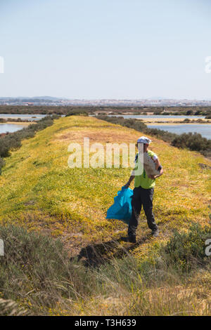 San Fernando, Cadiz, Spanien - 16. März 2019: Zahlreiche freiwillige Helfer sammelten Müll auf dem Caño Carrascon trail hinterlegt zu sammeln, eine natürliche Enklave Stockfoto