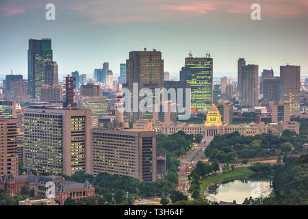 Tokio, Japan Stadtbild über Chiyoda Bezirk mit der National Diet Gebäude in der Dämmerung. Stockfoto