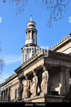 Vier Karyatiden und den Turm von St. Pancras neue Kirche (von Duke's Road), Bloomsbury, London, England, Großbritannien Stockfoto
