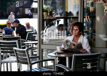 Kaffee und Zeitung in der Stadt Stockfoto