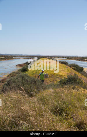 San Fernando, Cadiz, Spanien - 16. März 2019: Zahlreiche freiwillige Helfer sammelten Müll auf dem Caño Carrascon trail hinterlegt zu sammeln, eine natürliche Enklave Stockfoto