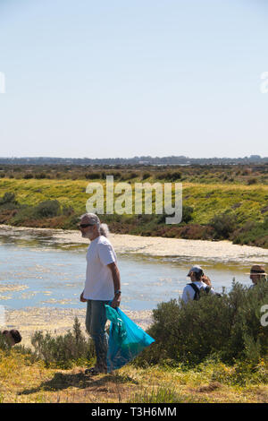 San Fernando, Cadiz, Spanien - 16. März 2019: Dutzende von freiwilligen Reinigung der Carrascon trail, in den Sümpfen von San Fernando, Cadiz, Spanien Stockfoto