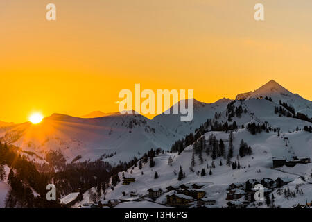 Sonnenuntergang über den Bergen in Obertauern, Österreich Stockfoto