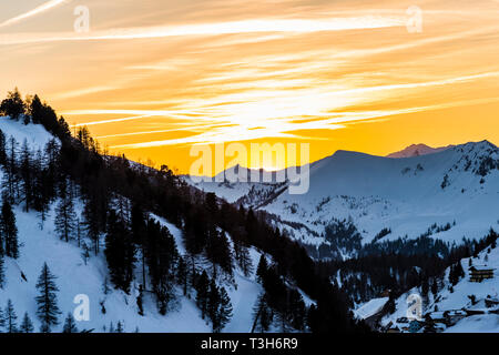 Gelb Himmel bei Sonnenuntergang über den Bergen in Obertauern, Österreich Stockfoto