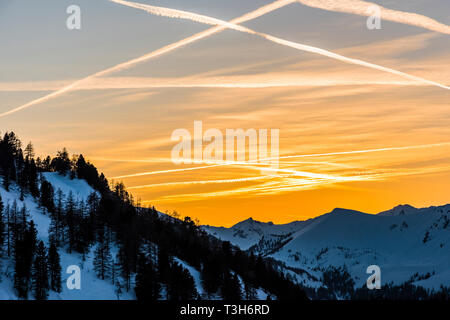 Orange Himmel bei Sonnenuntergang über den Bergen in Obertauern, Österreich Stockfoto