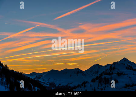 Red Skies bei Sonnenuntergang über den Bergen in Obertauern, Österreich Stockfoto