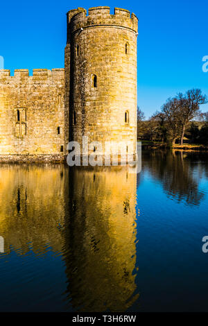 Detail von einem Turm und Graben an Bodiam Castle, Sussex, UK Stockfoto