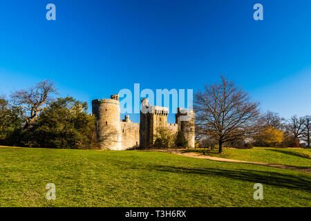 Bodiam Castle in der Ferne an einem sonnigen Wintertag, Sussex, UK Stockfoto