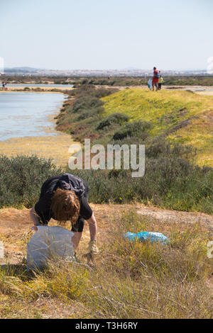 San Fernando, Cadiz, Spanien - 16. März 2019: An diesem Tag Dutzende von Freiwilligen gesammelt, reinigen Sie die Wanderwege von Caño del Carrascon Stockfoto